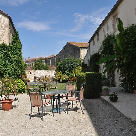Hôtel du Donjon Aulnay  Buitenkant foto