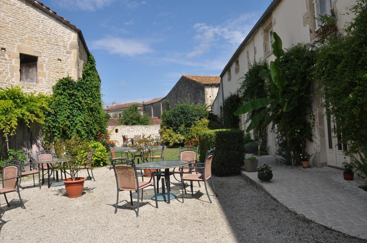 Hôtel du Donjon Aulnay  Buitenkant foto