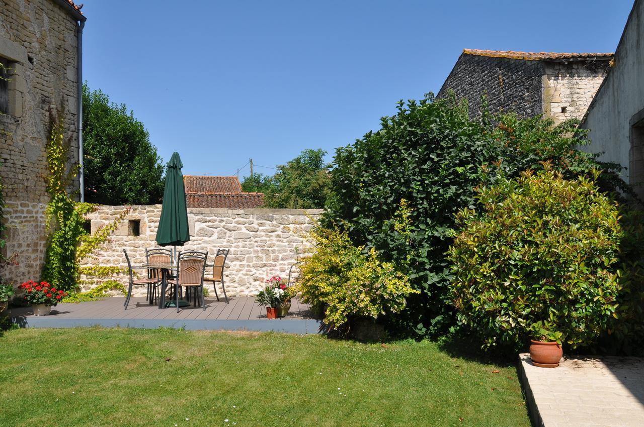 Hôtel du Donjon Aulnay  Buitenkant foto