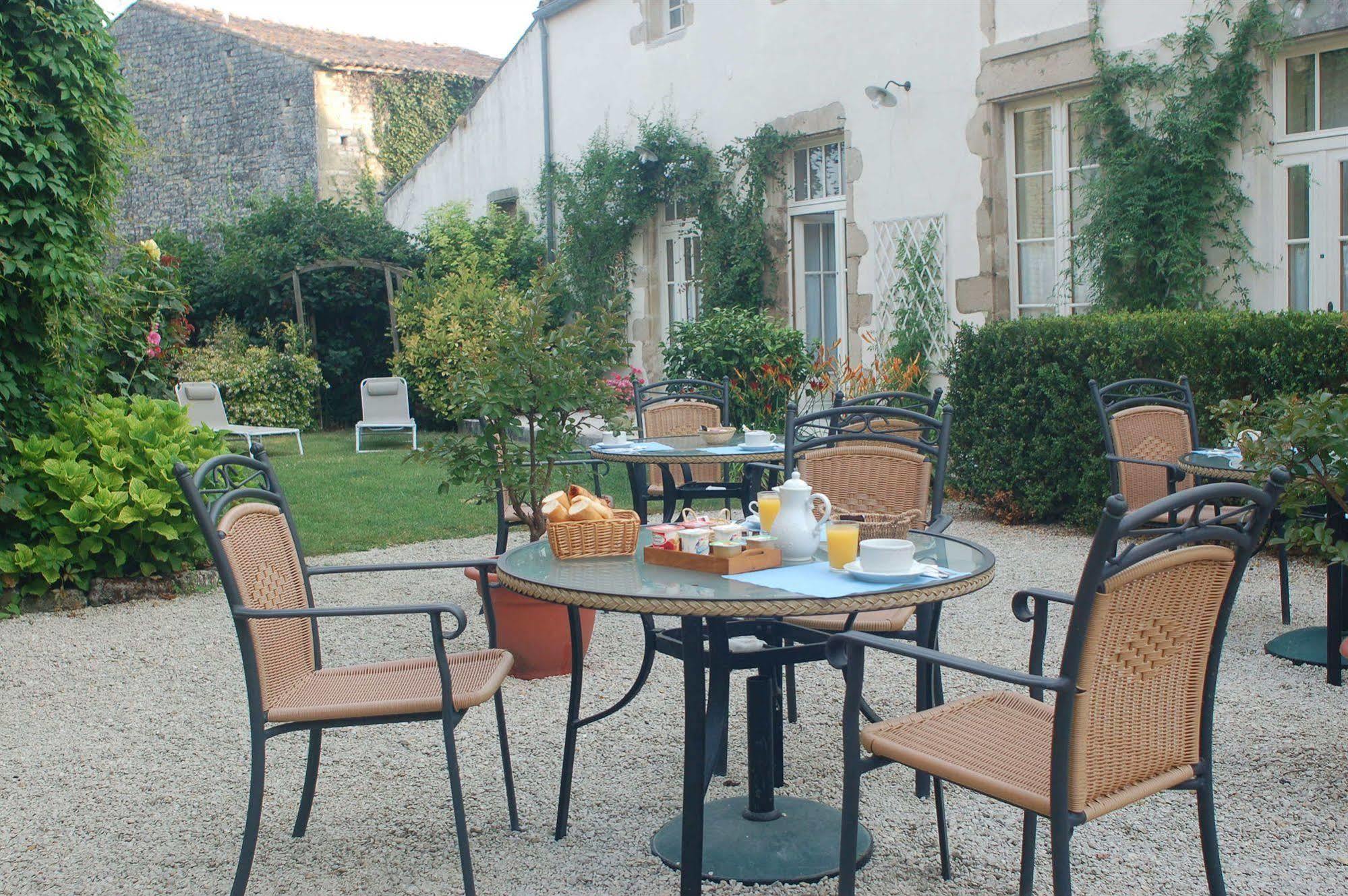 Hôtel du Donjon Aulnay  Buitenkant foto