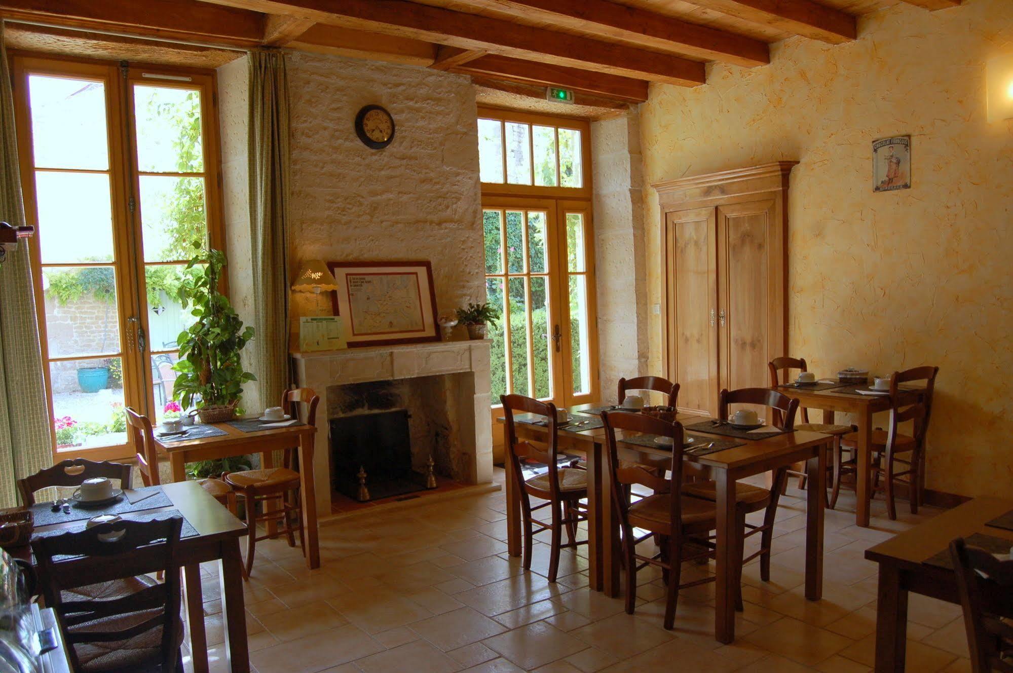 Hôtel du Donjon Aulnay  Buitenkant foto