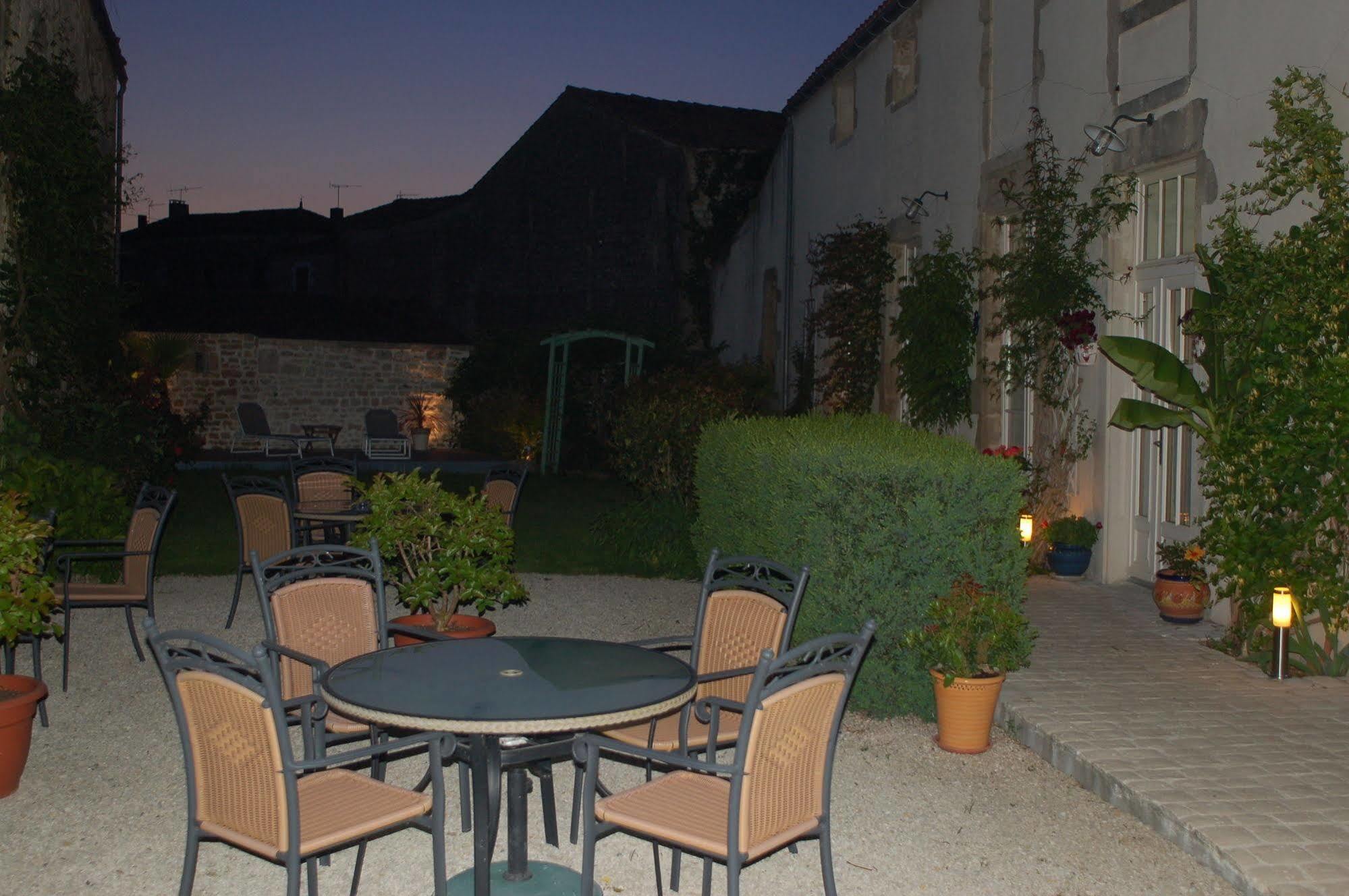 Hôtel du Donjon Aulnay  Buitenkant foto